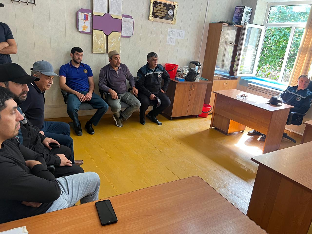 "Должны знать взрослые.  Должны знать дети."